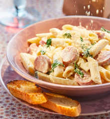 Penne con espinaca y salchicha