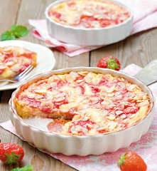 Tarta z truskawkami, kremem śmietankowym i migdałami