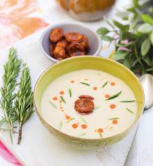 Creme de feijão-branco com chouriço e alecrim