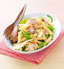Salade de pâtes au poulet, poire et roquette