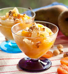 Compota de peras con orejones y avellanas