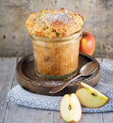 Pasteles de manzana en vaso