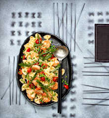 Farfalle-Salat mit Garnelen und Erbsen