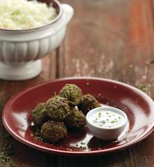 Almôndegas de borrego com molho de iogurte e arroz