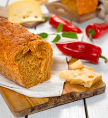 Chléb se sýrem a salámem