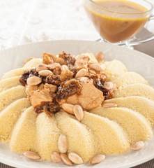 Cuscús con pollo en salsa de ciruelas pasas