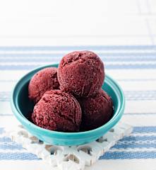 Gelado de amoras e mirtilos