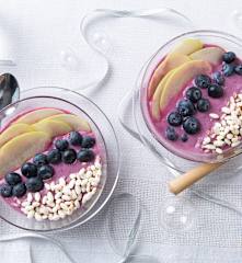 Smoothie bowl de lombarda, arándanos y yogur