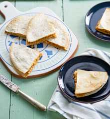 Quesadilha de frango e mozarela