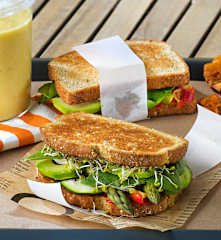 Sándwich integral de verduras con queso de cabra