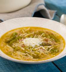 Sopa de espargos com presunto serrano