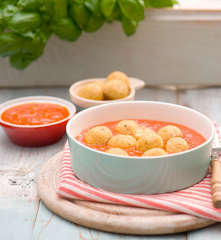 Pulpeciki z dorsza gotowane na parze z sosem pomidorowym