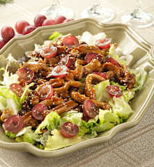 Ensalada templada con pollo, uvas y pasas