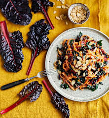 Tagliatelle com molho de pimento assado e acelgas