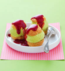 Profiteroles à la pistache, coulis de framboises