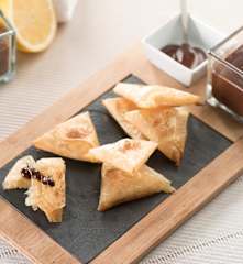 Samosas de pera con salsa de chocolate a la pimienta