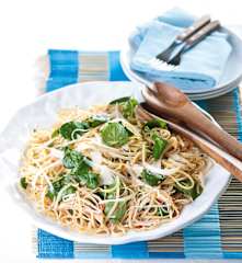 Linguine com delícias do mar e agrião