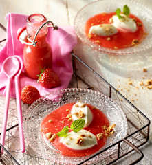 Mascarponecreme mit Amaretti auf Erdbeerspiegel