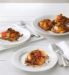 Tostadas con queso de cabra, compota de frutas y granola