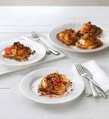 Tostadas con queso de cabra, compota de frutas y granola