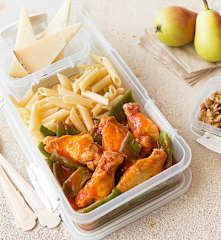 Alitas de pollo con tomate, judías verdes y pasta