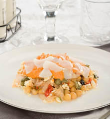 Ensalada de garbanzos con bacalao y encurtidos