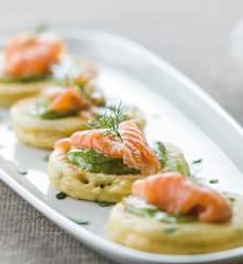 Blinis com tomilho limão e salmão marinado