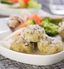 Käseknödel mit lauwarmem Gemüsesalat