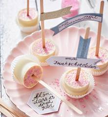 Weiße Trinkschokoladenlöffel mit Zuckerperlen