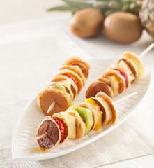 Brochetas de tortitas y frutas
