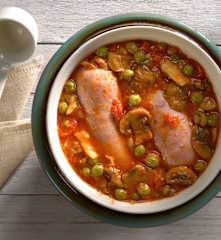 Salsiccia di maiale con piselli e funghi