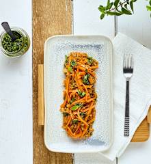 Spaghetti di patate dolci con pesto alle erbe aromatiche