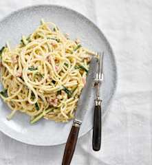 Massa com curgete e bacon