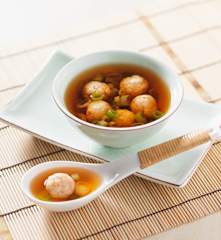 Garnelenklößchen-Suppe