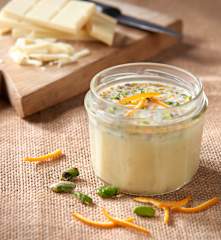 Salsa de chocolate blanco y pistacho al aroma de naranja