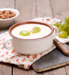 Ajo blanco - andaluzyjska zimna zupa migdałowo-czosnkowa