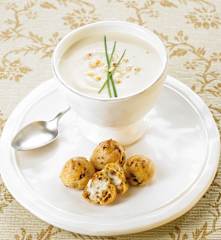 Creme de couve-flor com profiteroles de tomate seco