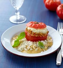 Plněná rajčata s rýží, s omáčkou z kešu ořechů a bazalky