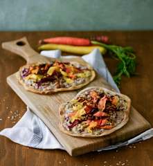 Roggenflammkuchen mit Blauschimmelkäse und Karotten