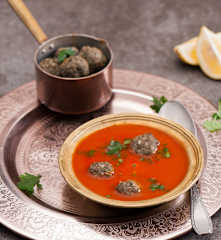 Zupa pomidorowa z ciecierzycą i kaftami