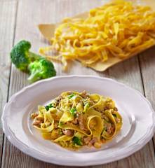 Tagliatelle di farina di lenticchie, broccoli e salsiccia
