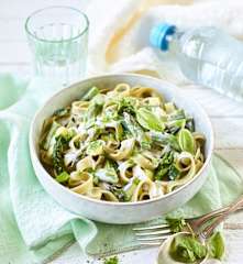 Massa com curgete e espargos verdes