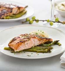 Salmón braseado con espárragos y puré de chirivías (MEATER)