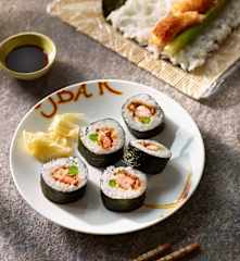 Sushi-Rolle mit warmen Knuspergambas