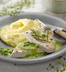 Krůtí plátky s omáčkou z hrášku a bramborovým pyré