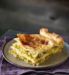 Porreeschnitten - Pırasalı Tepsi Böreği