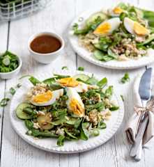 Sałatka z kaszą bulgur, szczawiem i jajkiem