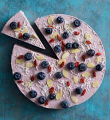 Raw strawberry cheesecake