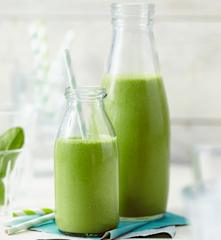 Grüner Smoothie mit Ananas und Erdnuss