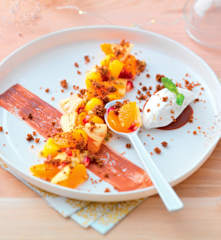 Fruits frais, crumble de sarrasin et crème chantilly